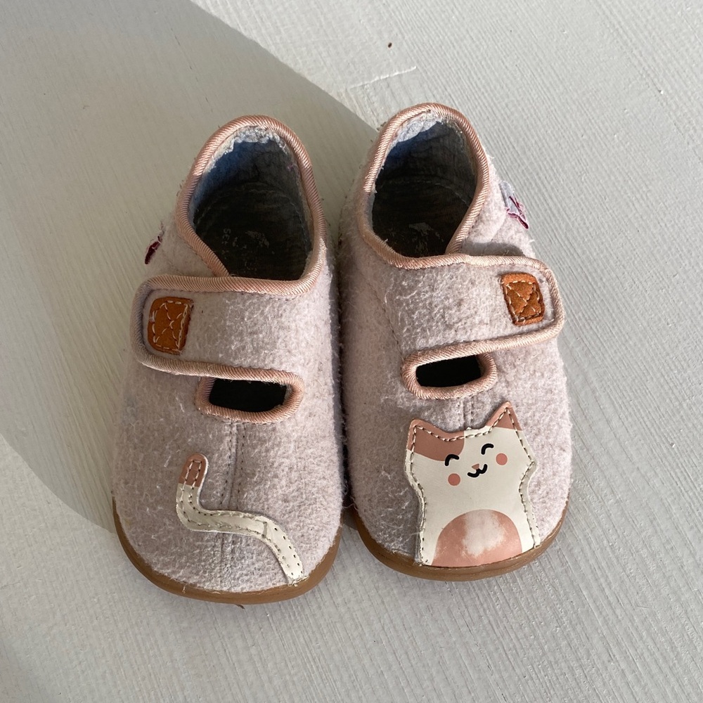 See Kai Run Cruz kitten slippers - size 6